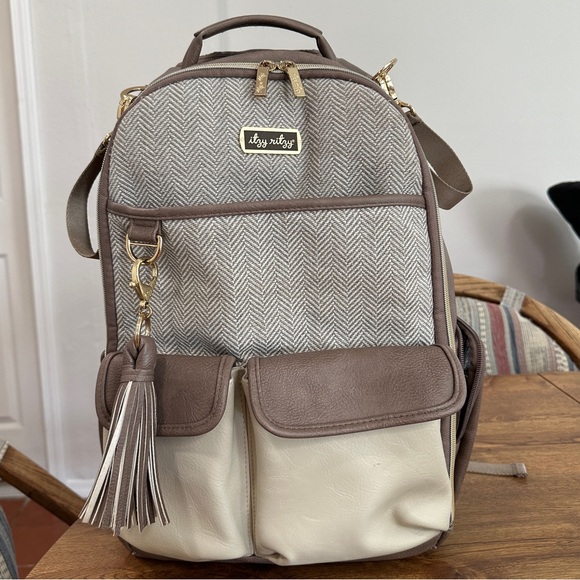 Itzy Ritzy Boss Backpack Diaperbag with large capacity 17 total pockets - Picture 1 of 4